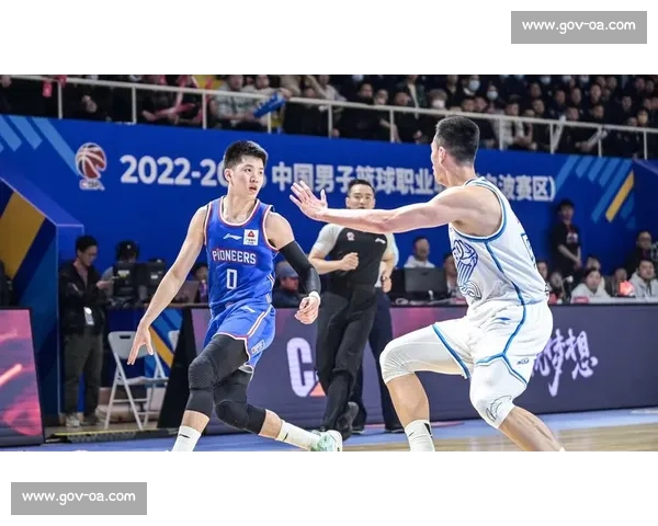 激烈对决再现赛场风云篮球豪强争夺胜利荣耀